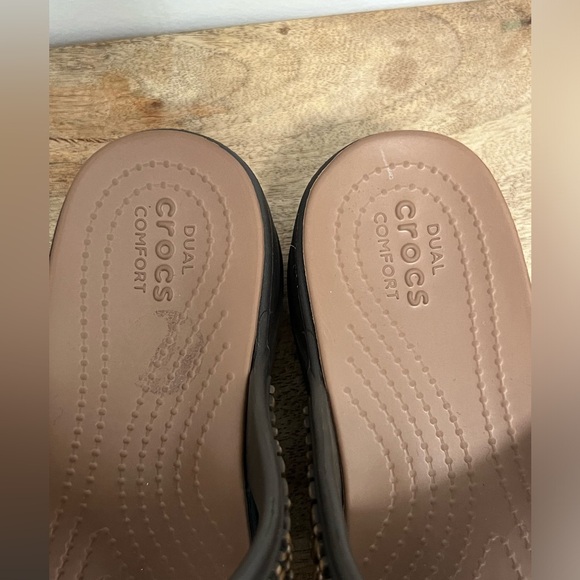CROCS Women Brown Sandals - Picture 4 of 7
